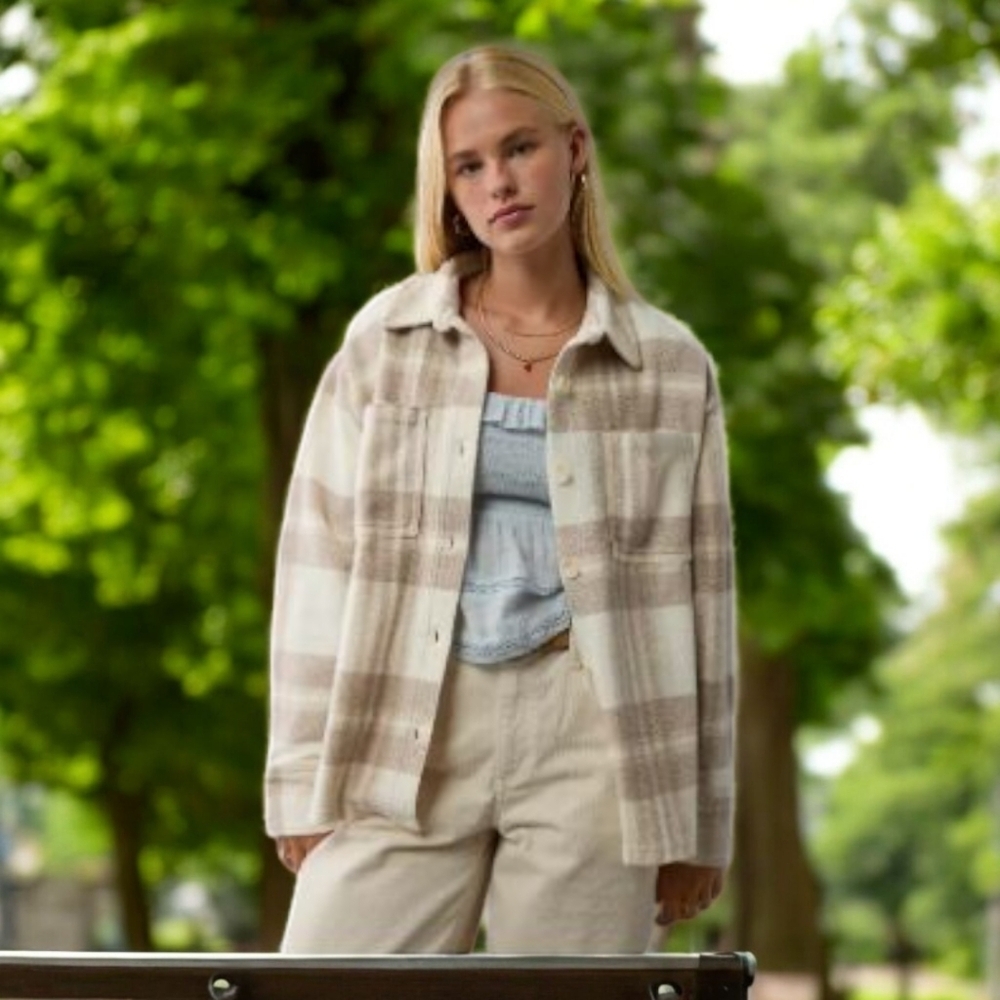 NWT - AMERICAN EAGLE CREAM PLAID FLEECE OVERSIZED - SIZE L